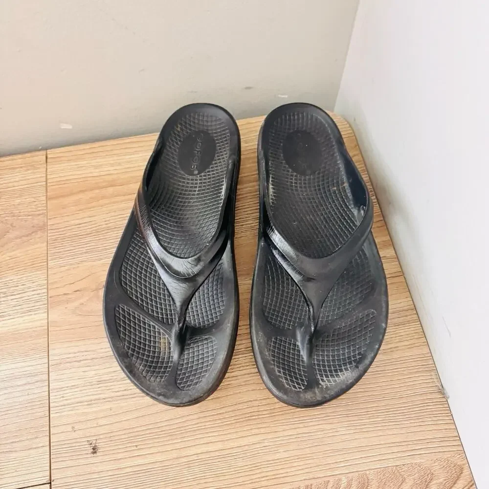 OOFOS OOlala black recovery flip-flop sandals Women’s Size 8